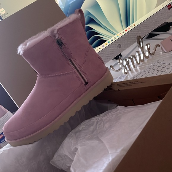 UGG Pink Shell Color - Picture 1 of 2